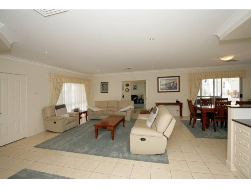 8 Dobell Place, Wagga Wagga NSW 2650