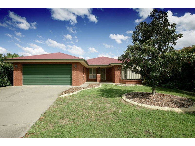 14 Delvin Place, Kooringal NSW 2650