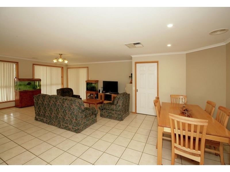 14 Delvin Place, Kooringal NSW 2650