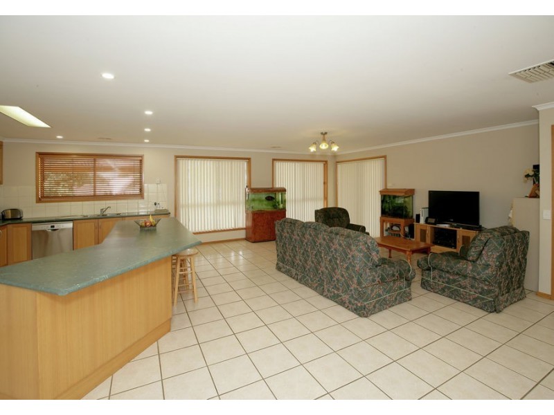 14 Delvin Place, Kooringal NSW 2650