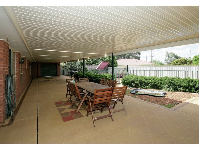 14 Delvin Place, Kooringal NSW 2650