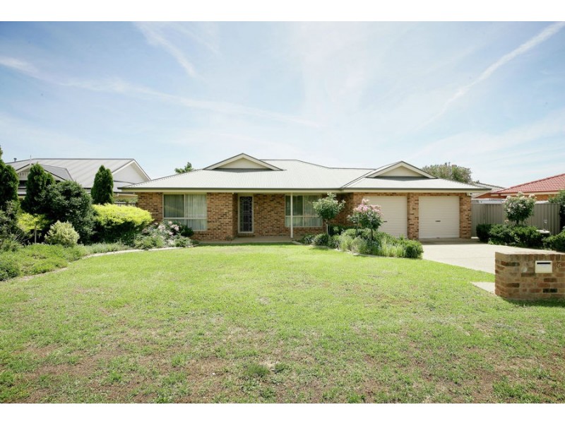 76 Paldi Crescent, Glenfield Park NSW 2650