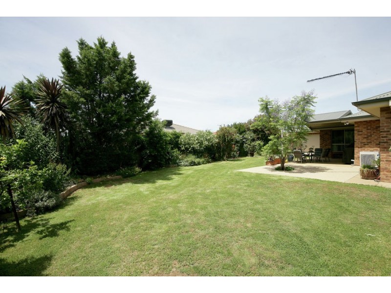 76 Paldi Crescent, Glenfield Park NSW 2650