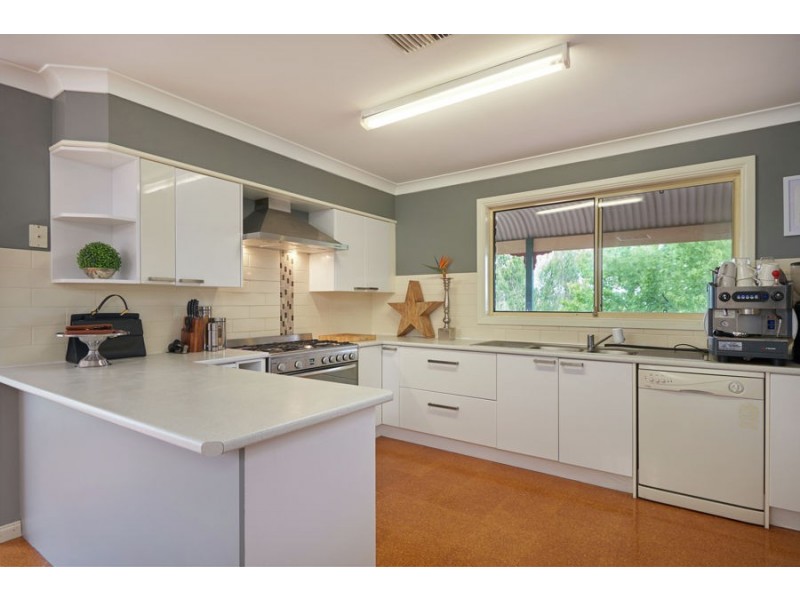 6 Loru Close, Wagga Wagga NSW 2650