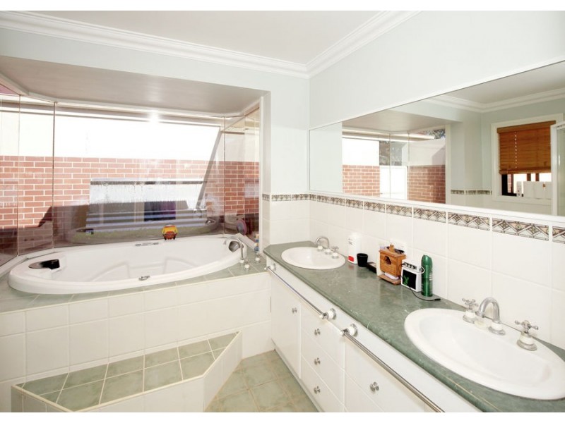 16 Delvin Place, Kooringal NSW 2650