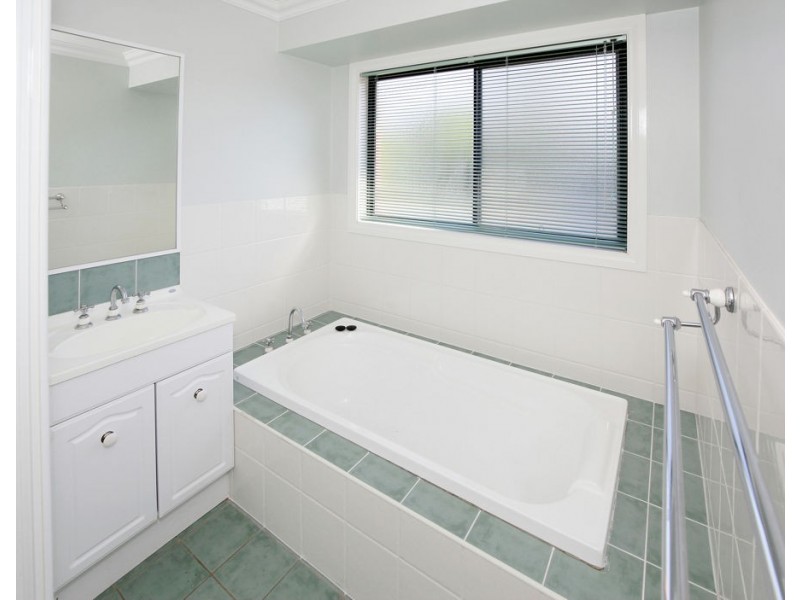 16 Delvin Place, Kooringal NSW 2650