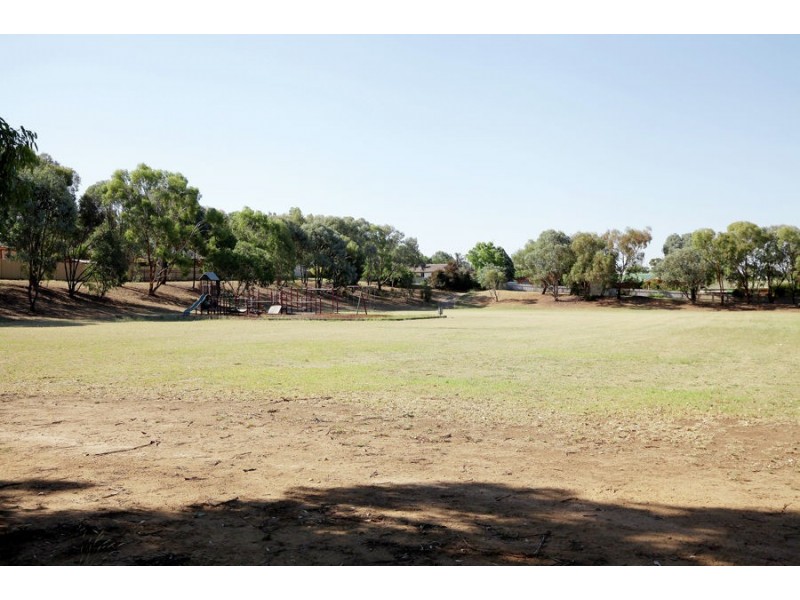 16 Delvin Place, Kooringal NSW 2650