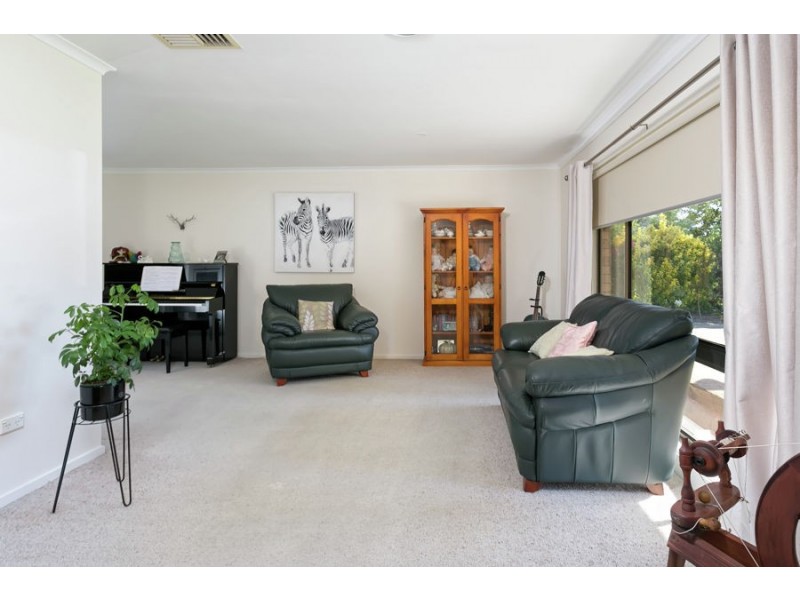 10 Grevillea Crescent, Lake Albert NSW 2650