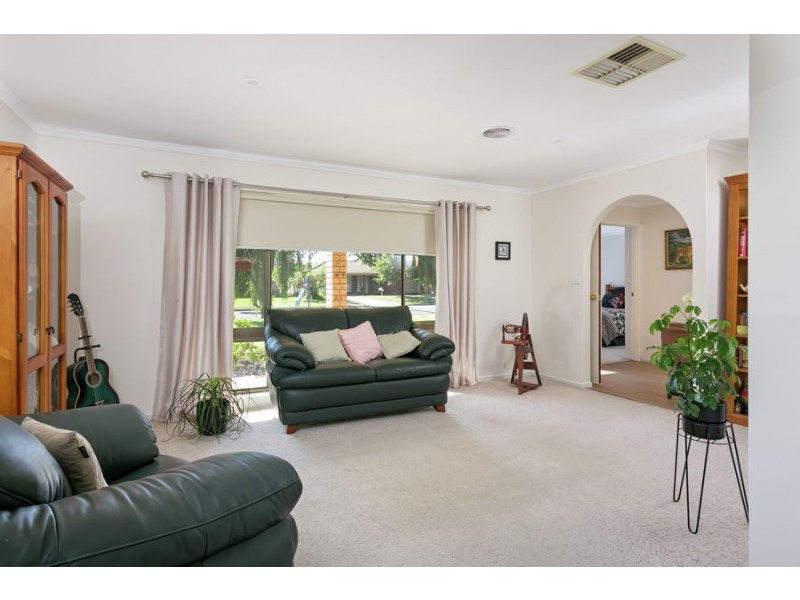 10 Grevillea Crescent, Lake Albert NSW 2650