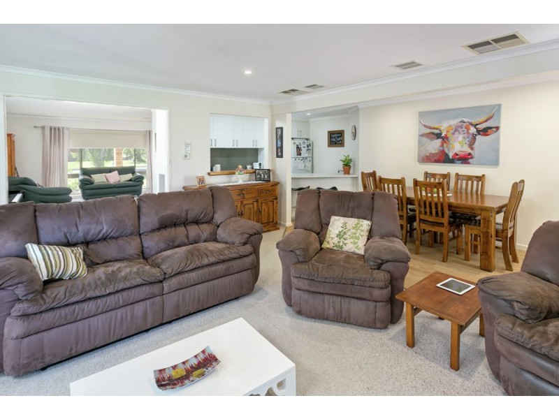10 Grevillea Crescent, Lake Albert NSW 2650