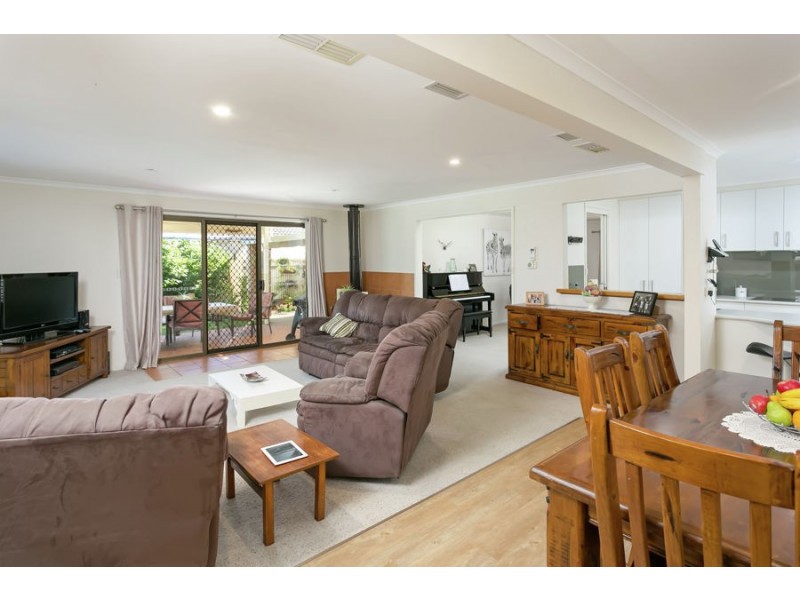 10 Grevillea Crescent, Lake Albert NSW 2650
