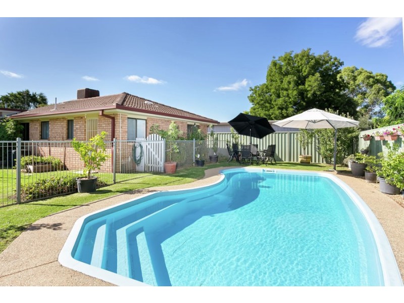 10 Grevillea Crescent, Lake Albert NSW 2650