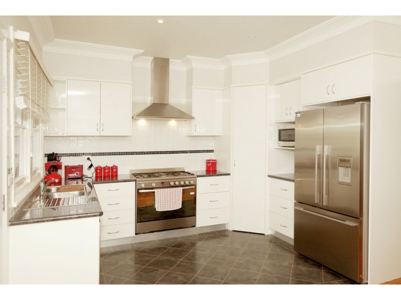 8 Heydon Avenue, Turvey Park NSW 2650