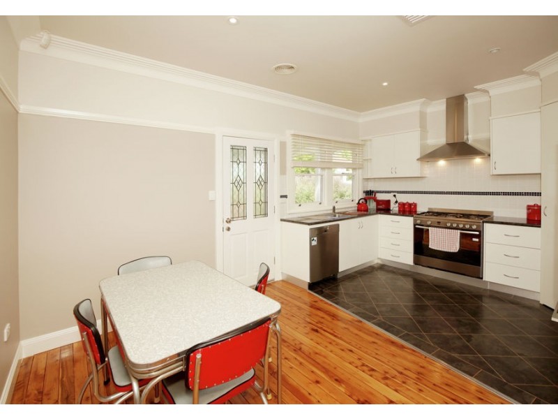 8 Heydon Avenue, Turvey Park NSW 2650