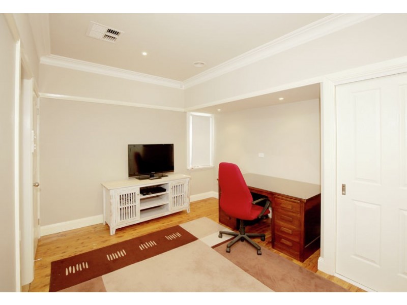 8 Heydon Avenue, Turvey Park NSW 2650