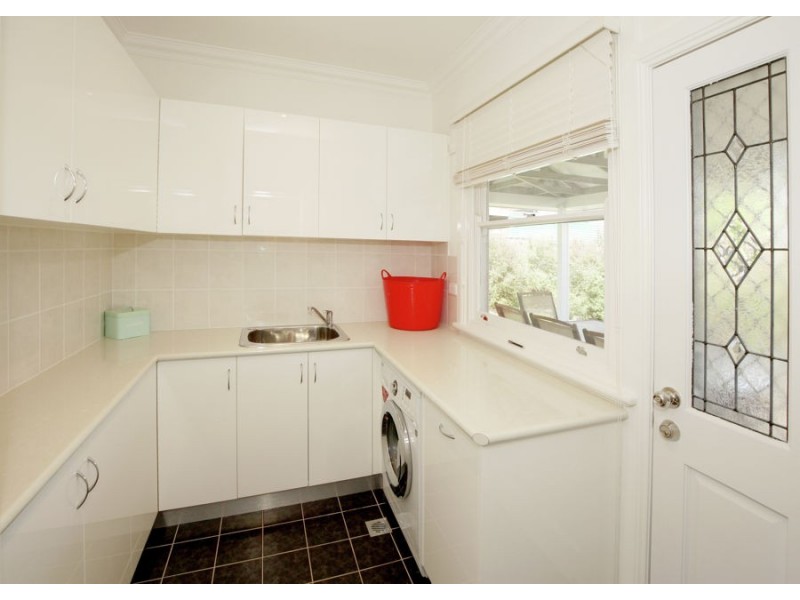 8 Heydon Avenue, Turvey Park NSW 2650