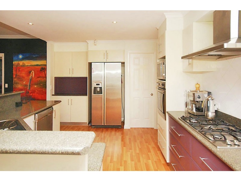 8 Headley Place, Kooringal NSW 2650