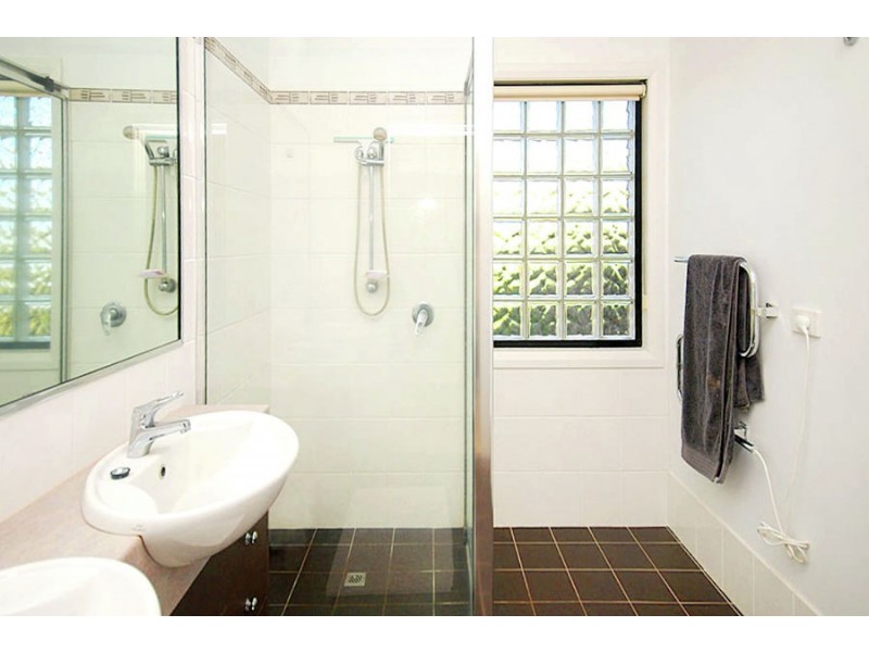 8 Headley Place, Kooringal NSW 2650