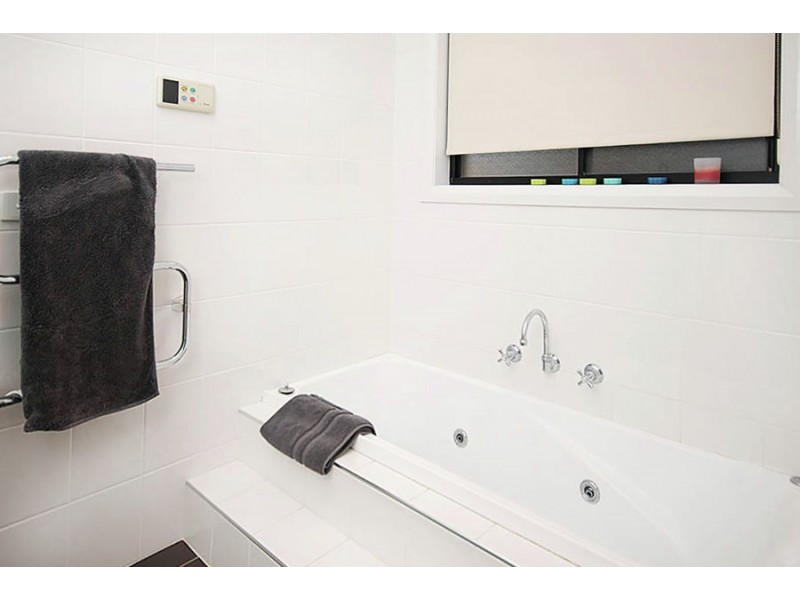 8 Headley Place, Kooringal NSW 2650