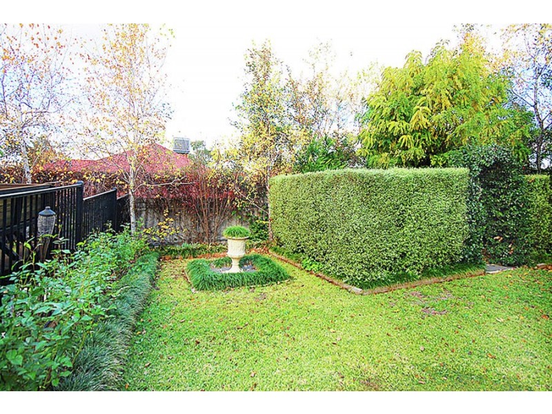 8 Headley Place, Kooringal NSW 2650