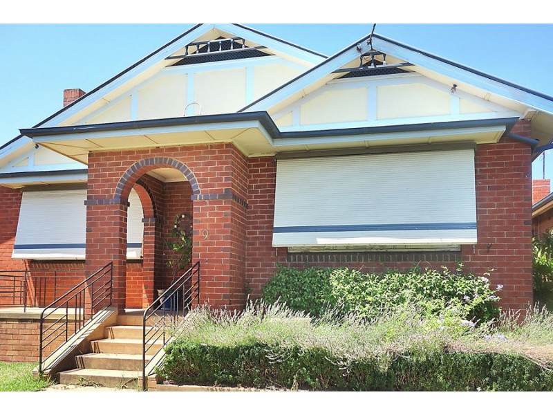 9 Bourke Street, Turvey Park NSW 2650