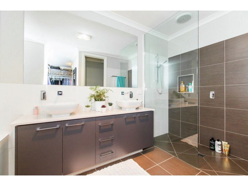 24 Pooginook Place, Bourkelands NSW 2650