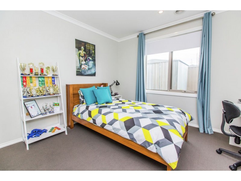 24 Pooginook Place, Bourkelands NSW 2650