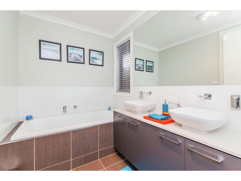 24 Pooginook Place, Bourkelands NSW 2650
