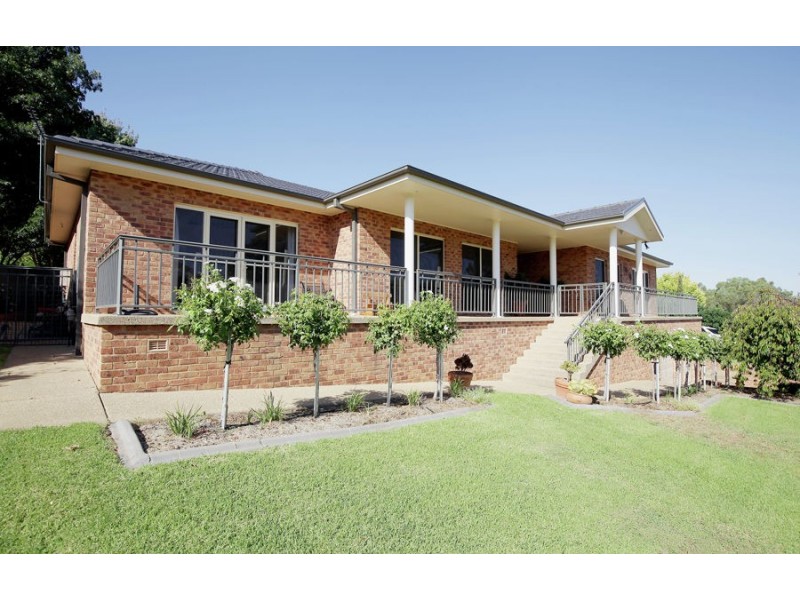 46 Lakehaven Drive, Lake Albert NSW 2650