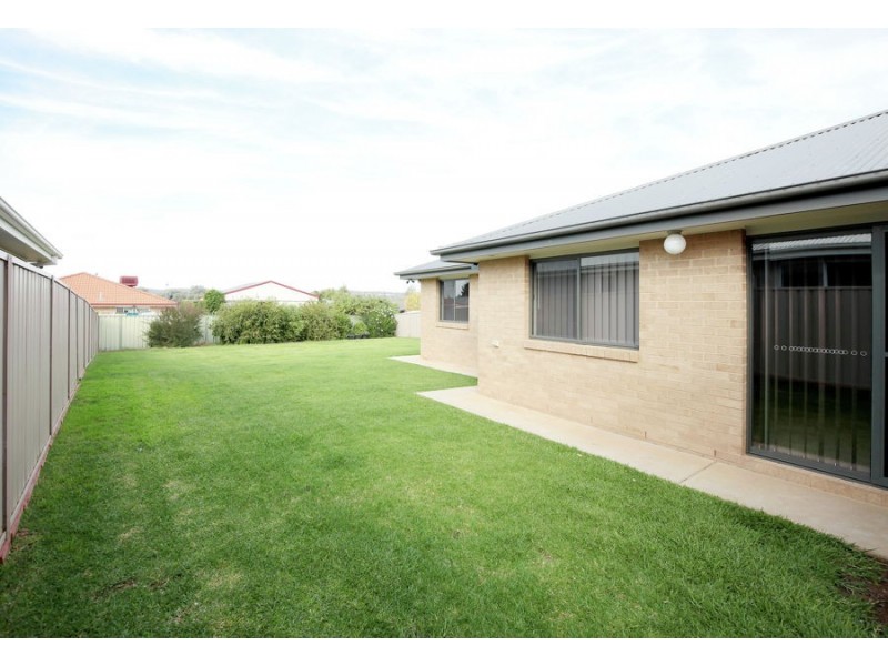 14 Bindari Avenue, Glenfield Park NSW 2650