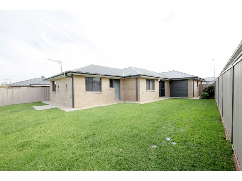 14 Bindari Avenue, Glenfield Park NSW 2650