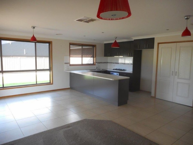 16 Pinnacle Place, Wagga Wagga NSW 2650