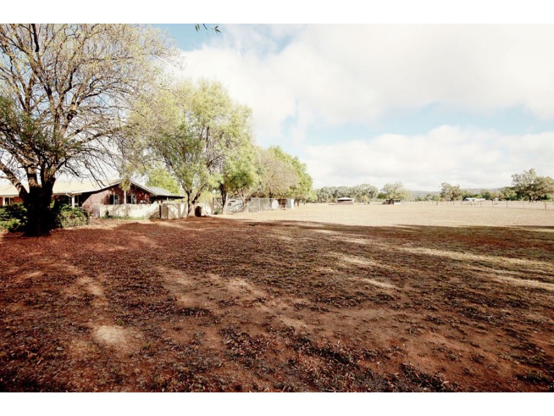 86 Mitchell Road, Lake Albert NSW 2650