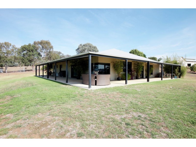 18 Willow Tree Place, Springvale NSW 2650