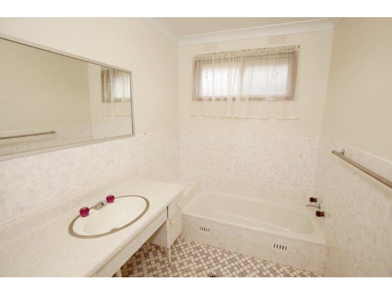 4 Fraser Street, Mount Austin NSW 2650