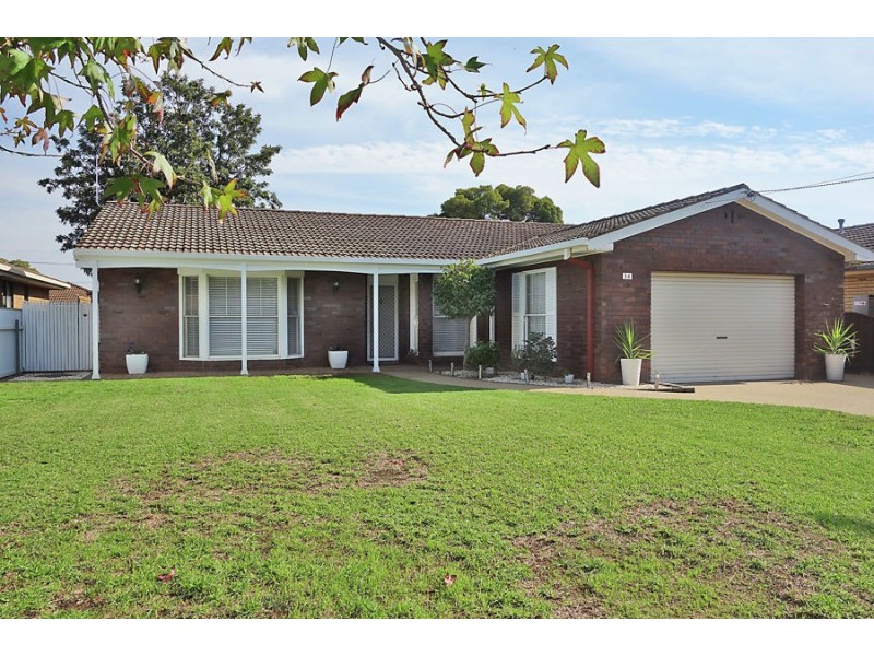 14 Eyre Street, Lake Albert NSW 2650