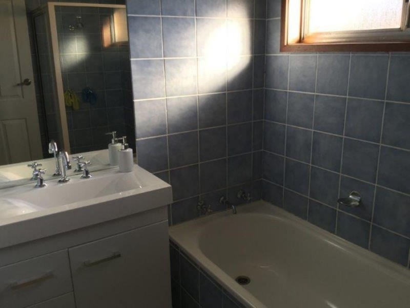 20 Main Street, Lake Albert NSW 2650