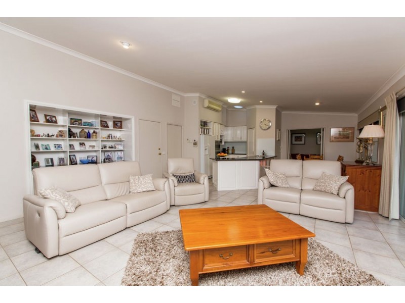 38 Lakehaven Drive, Lake Albert NSW 2650