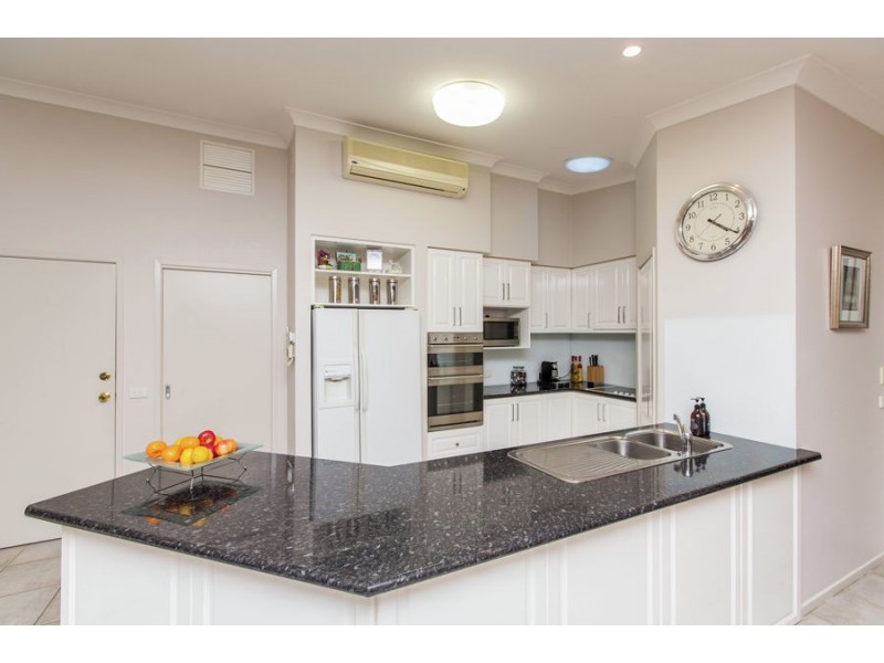 38 Lakehaven Drive, Lake Albert NSW 2650