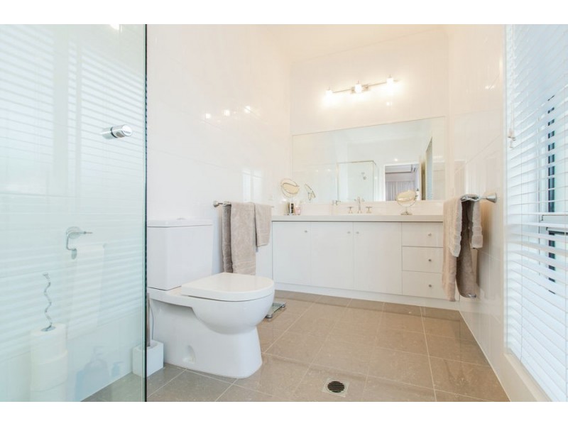 38 Lakehaven Drive, Lake Albert NSW 2650