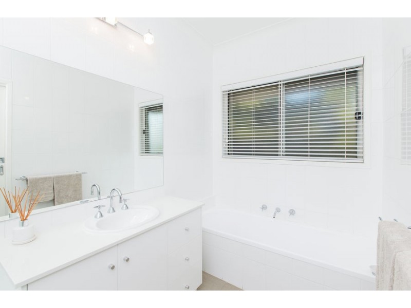 38 Lakehaven Drive, Lake Albert NSW 2650