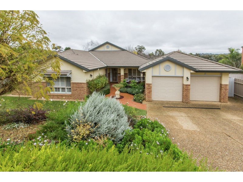 5 Lakehaven Drive, Lake Albert NSW 2650