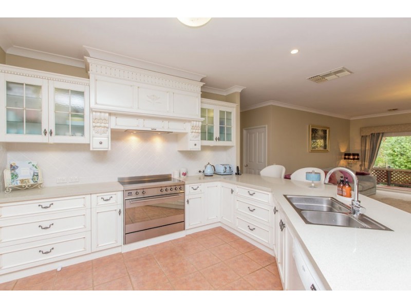 5 Lakehaven Drive, Lake Albert NSW 2650