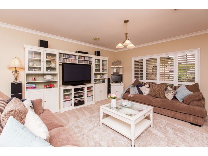 5 Lakehaven Drive, Lake Albert NSW 2650