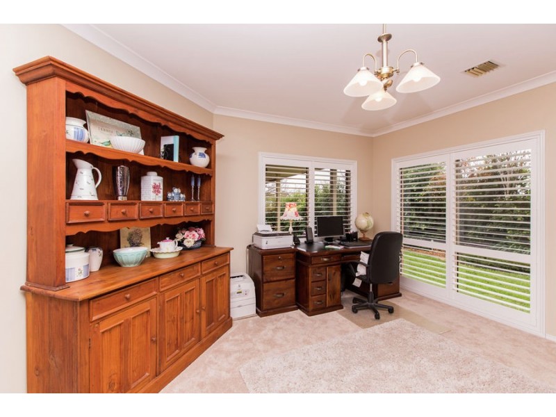 5 Lakehaven Drive, Lake Albert NSW 2650