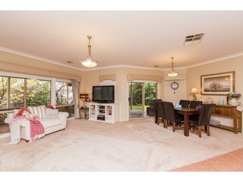 5 Lakehaven Drive, Lake Albert NSW 2650