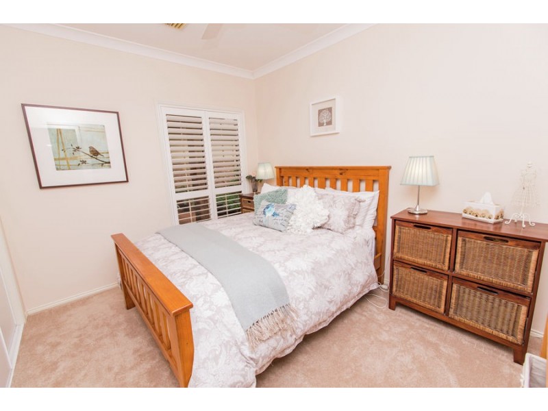 5 Lakehaven Drive, Lake Albert NSW 2650