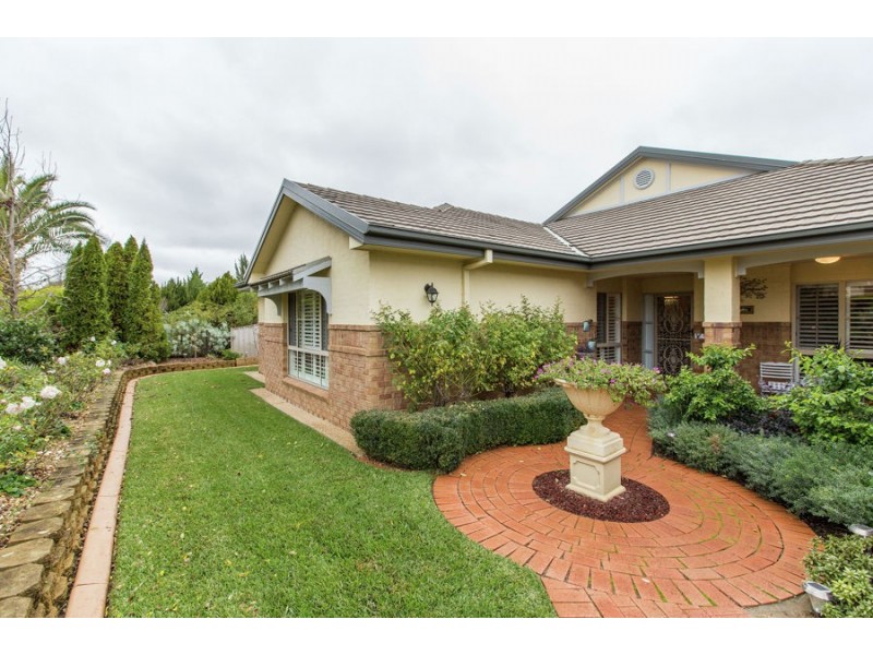 5 Lakehaven Drive, Lake Albert NSW 2650