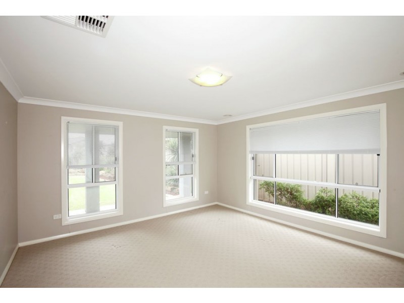 10 Bindari Avenue, Glenfield Park NSW 2650