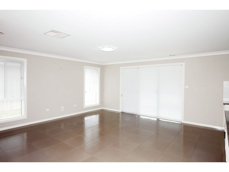 10 Bindari Avenue, Glenfield Park NSW 2650